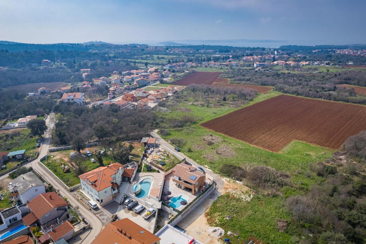 Vila Nur Pula Bagian luar foto